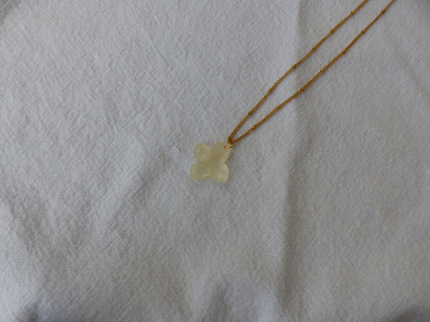 HORTENSIA-COLLIER-FLEUR RESINE-ACIER INOXYDABLE-SPLELEGANTE