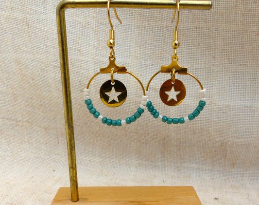 boucles d'oreilles faites main en acier inoxydable et perles bleues et blanches