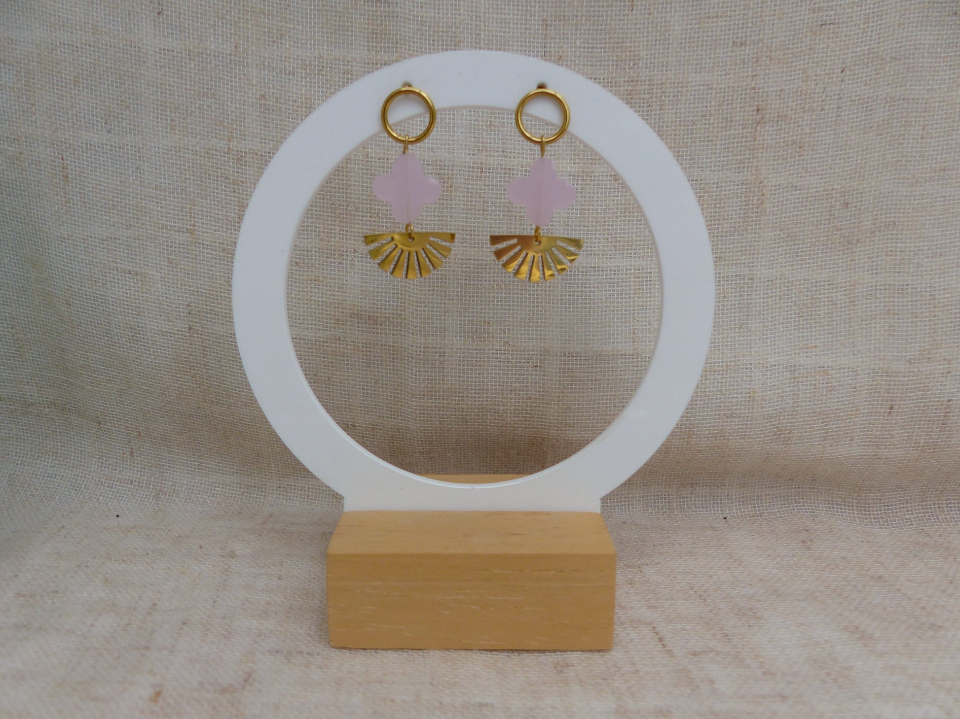 boucles d'oreille en acier inoxydable de sp lelegante faite à la main en france avec un trefle rose claire