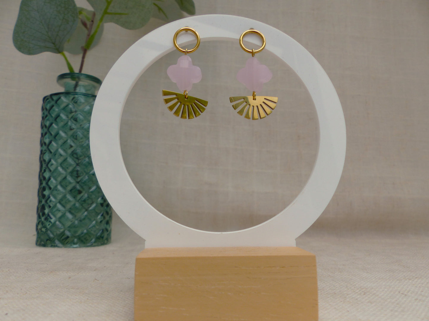 boucles d'oreille en acier inoxydable de sp lelegante faite à la main en france avec un trefle rose claire