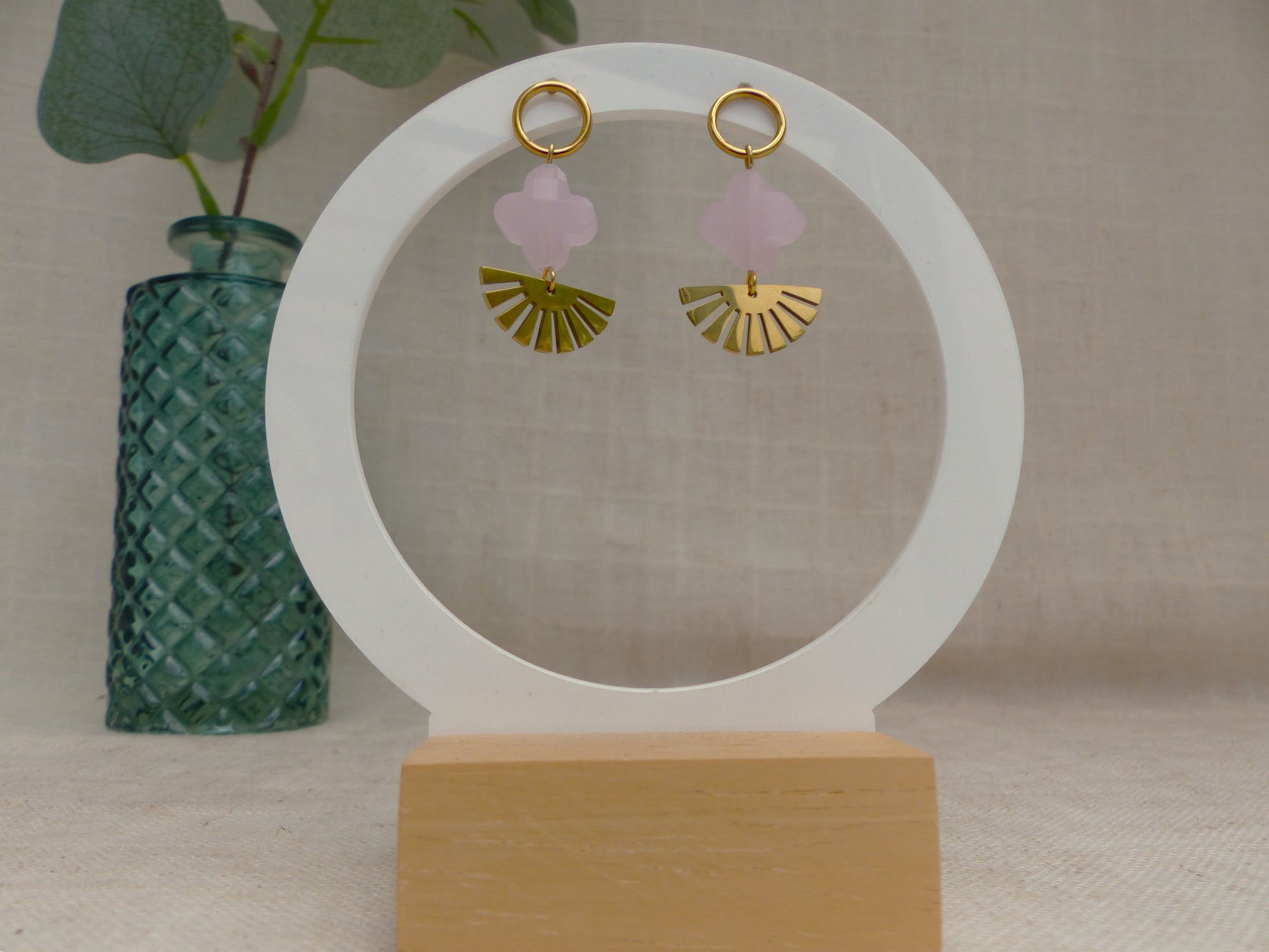boucles d'oreille en acier inoxydable de sp lelegante faite à la main en france avec un trefle rose claire