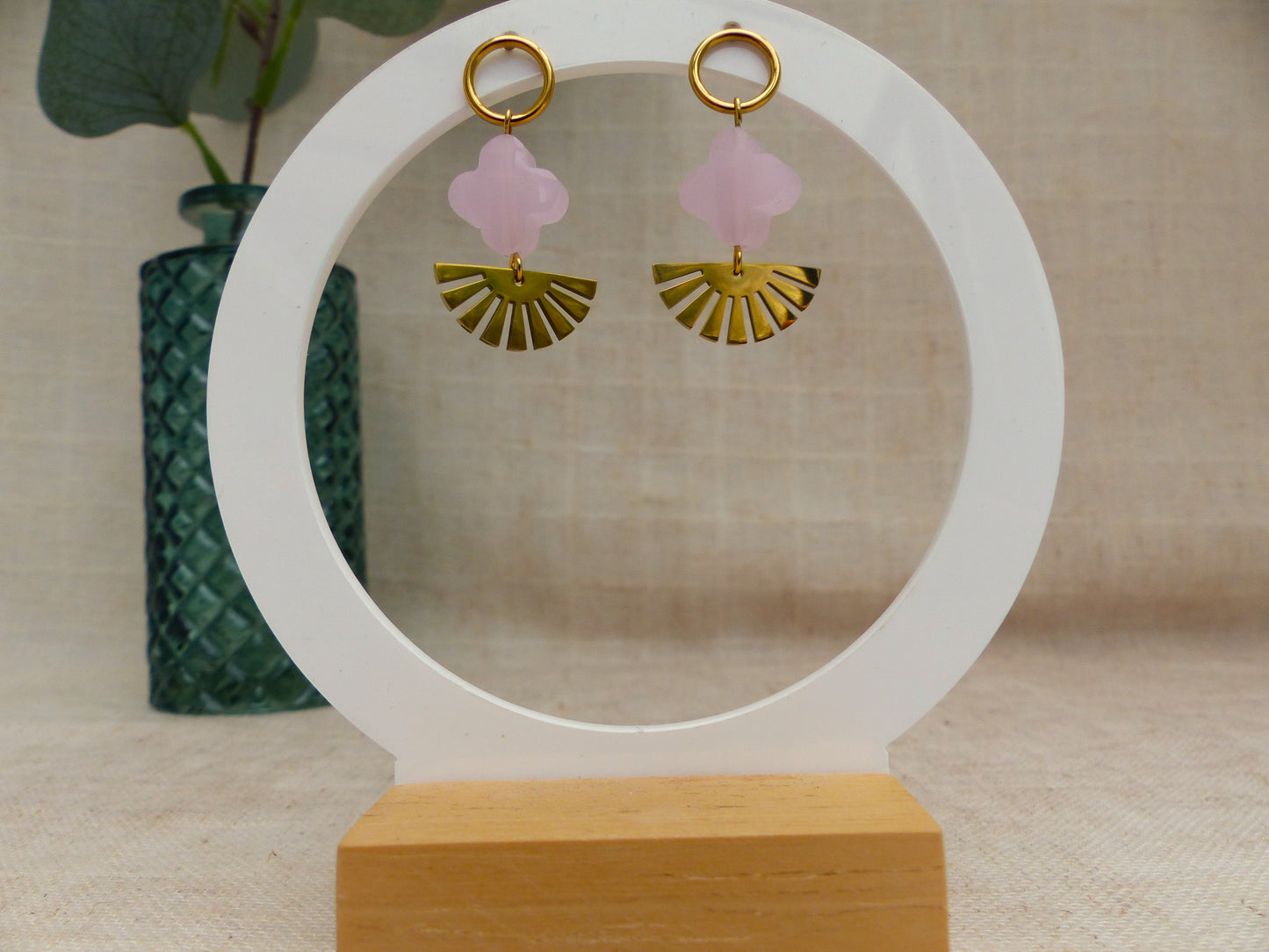 boucles d'oreille en acier inoxydable de sp lelegante faite à la main en france avec un trefle rose claire