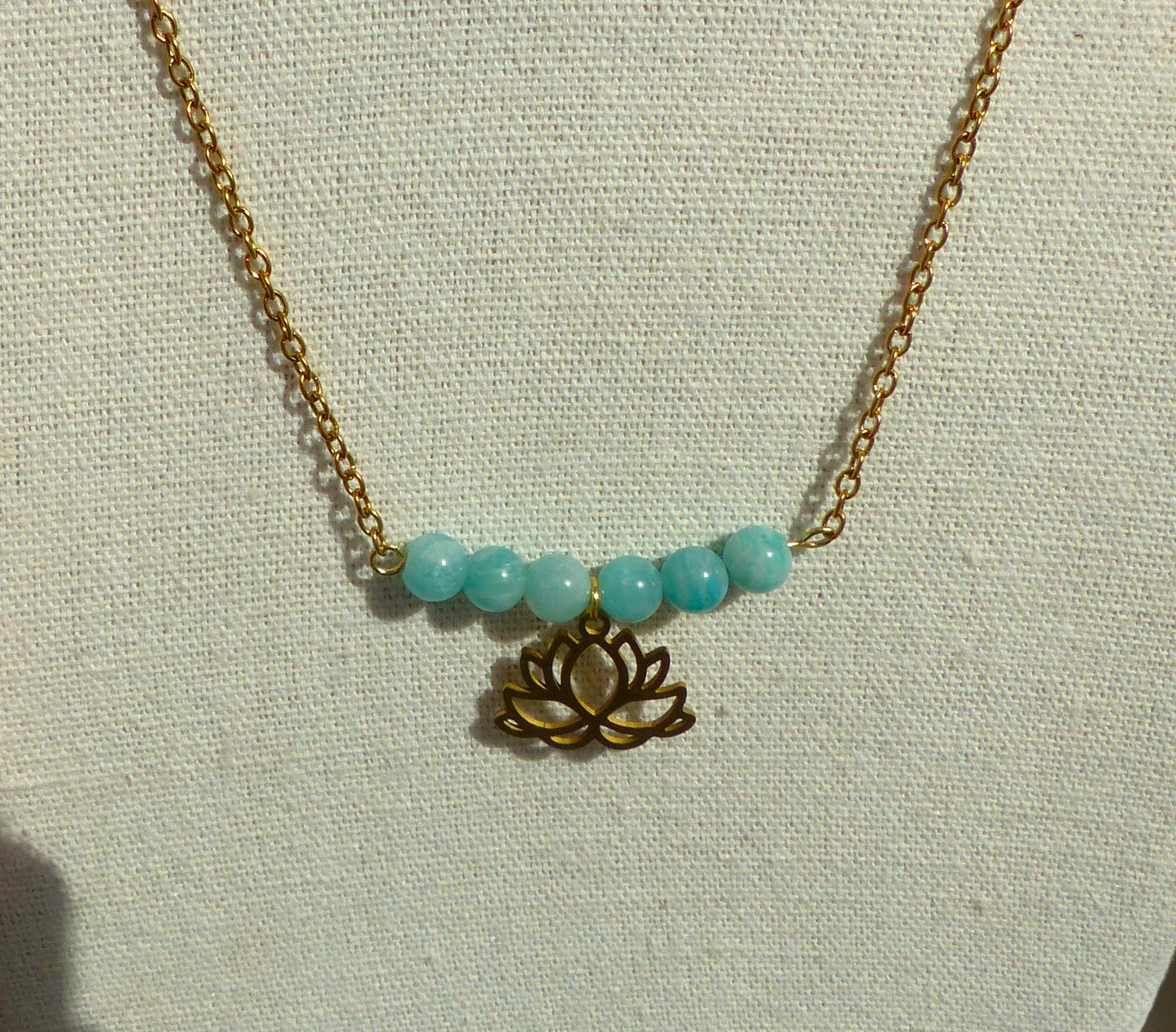 collier acier inoxydable fait à la main par sp lelegante en france avec des perles d'amazonite bleues et un pendentif lotus
