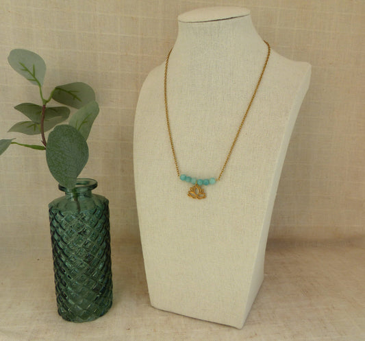 collier acier inoxydable fait à la main par sp lelegante en france avec des perles d'amazonite bleues et un pendentif lotus