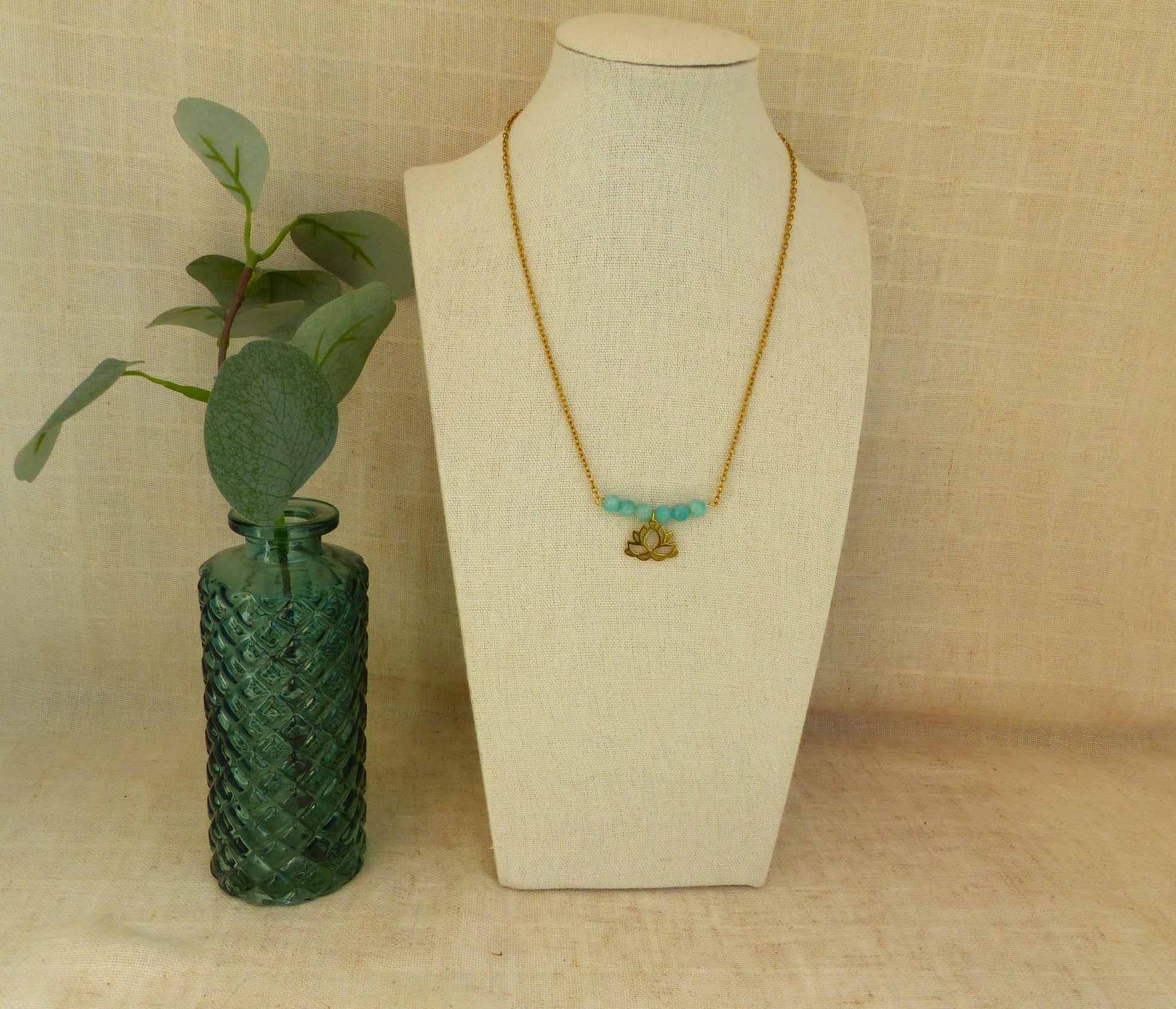 collier acier inoxydable fait à la main par sp lelegante en france avec des perles d'amazonite bleues et un pendentif lotus