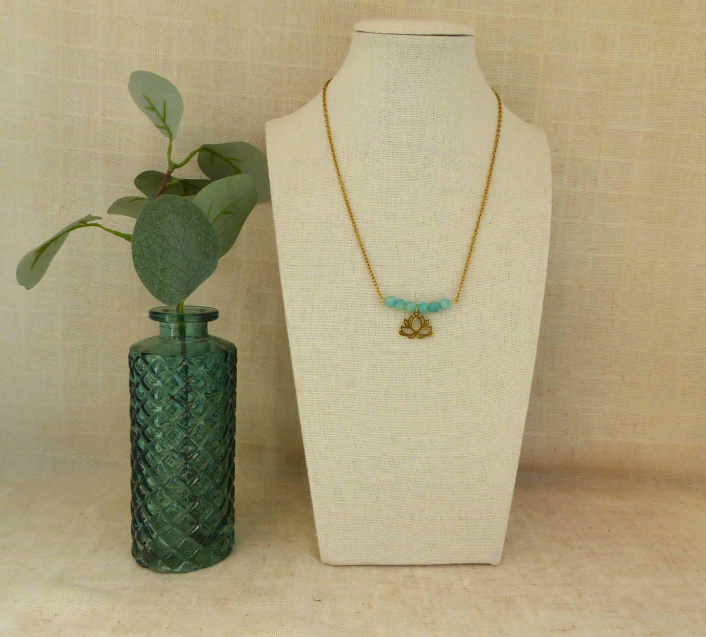 collier acier inoxydable fait à la main par sp lelegante en france avec des perles d'amazonite bleues et un pendentif lotus