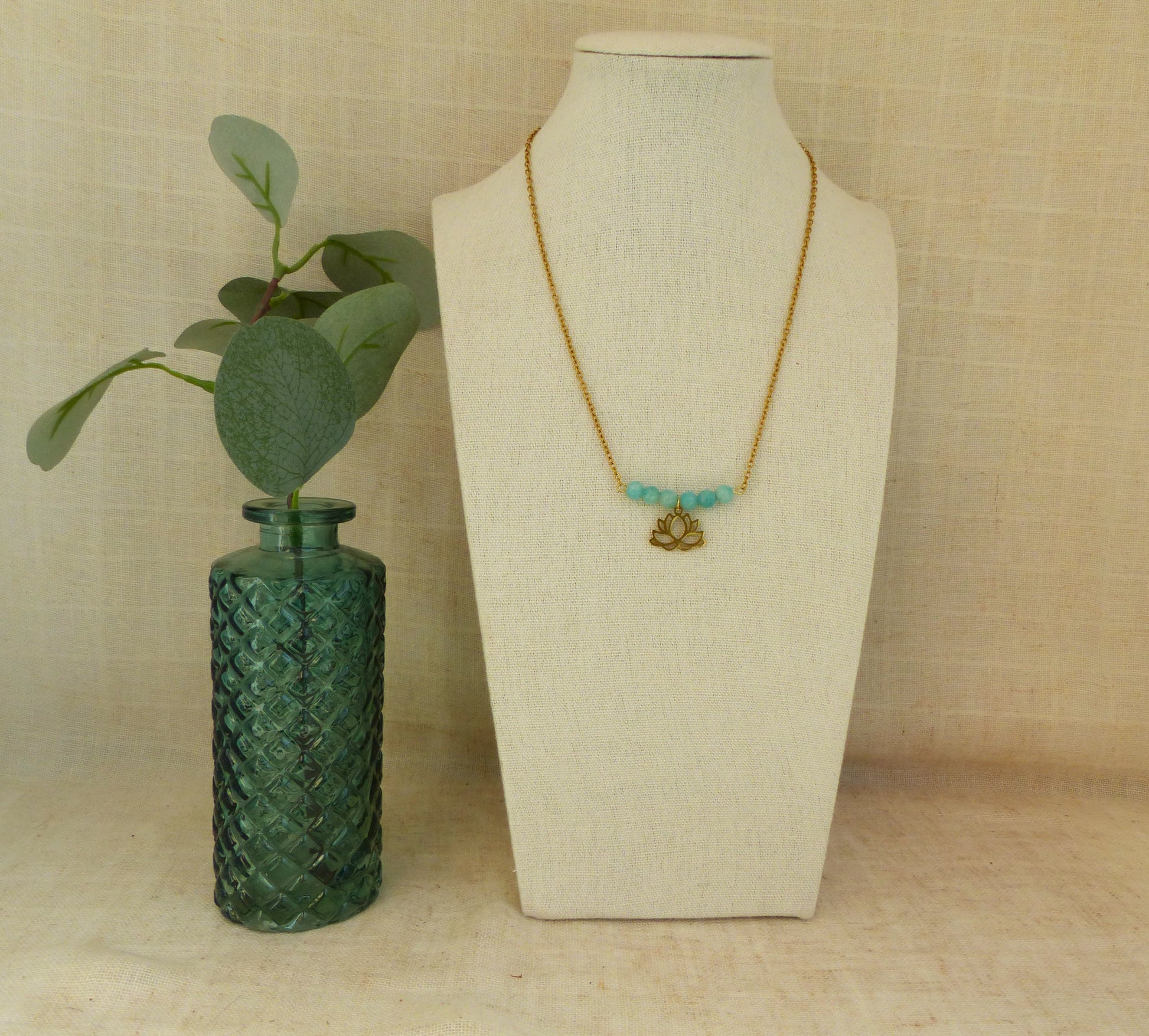 collier acier inoxydable fait à la main par sp lelegante en france avec des perles d'amazonite bleues et un pendentif lotus