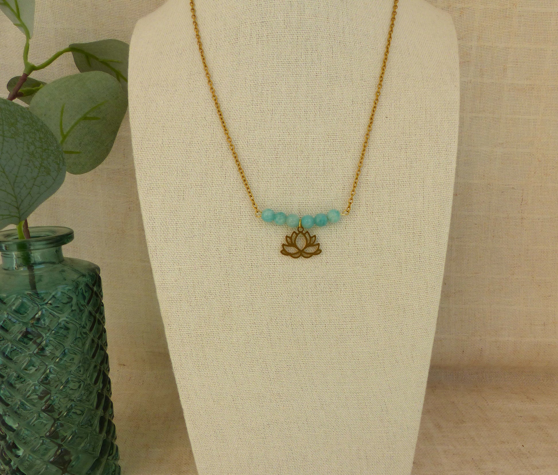 collier acier inoxydable fait à la main par sp lelegante en france avec des perles d'amazonite bleues et un pendentif lotus