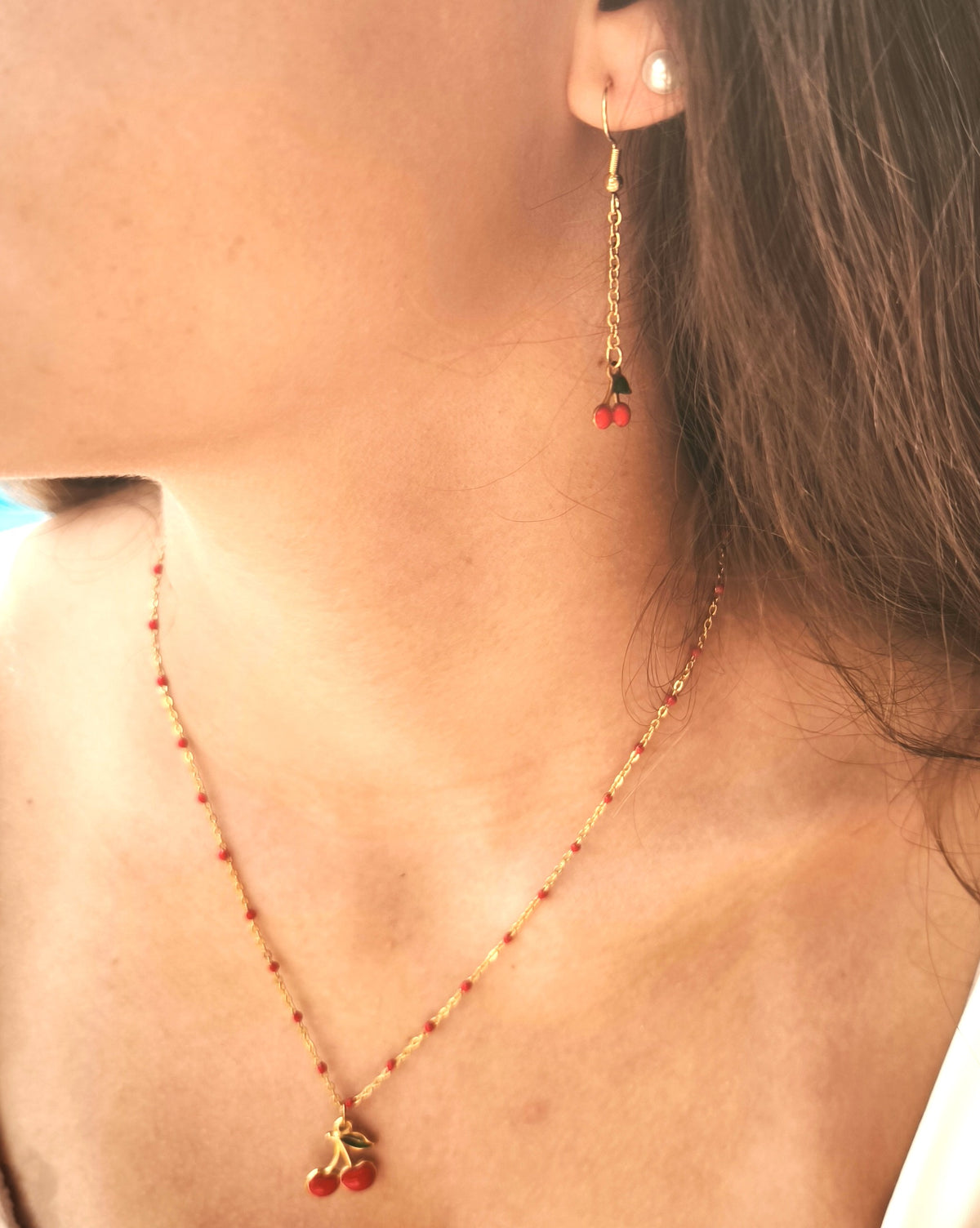 Collier en acier inoxydable et perle rouge. Collier avec un pendentif cerise très moderne pour l'été