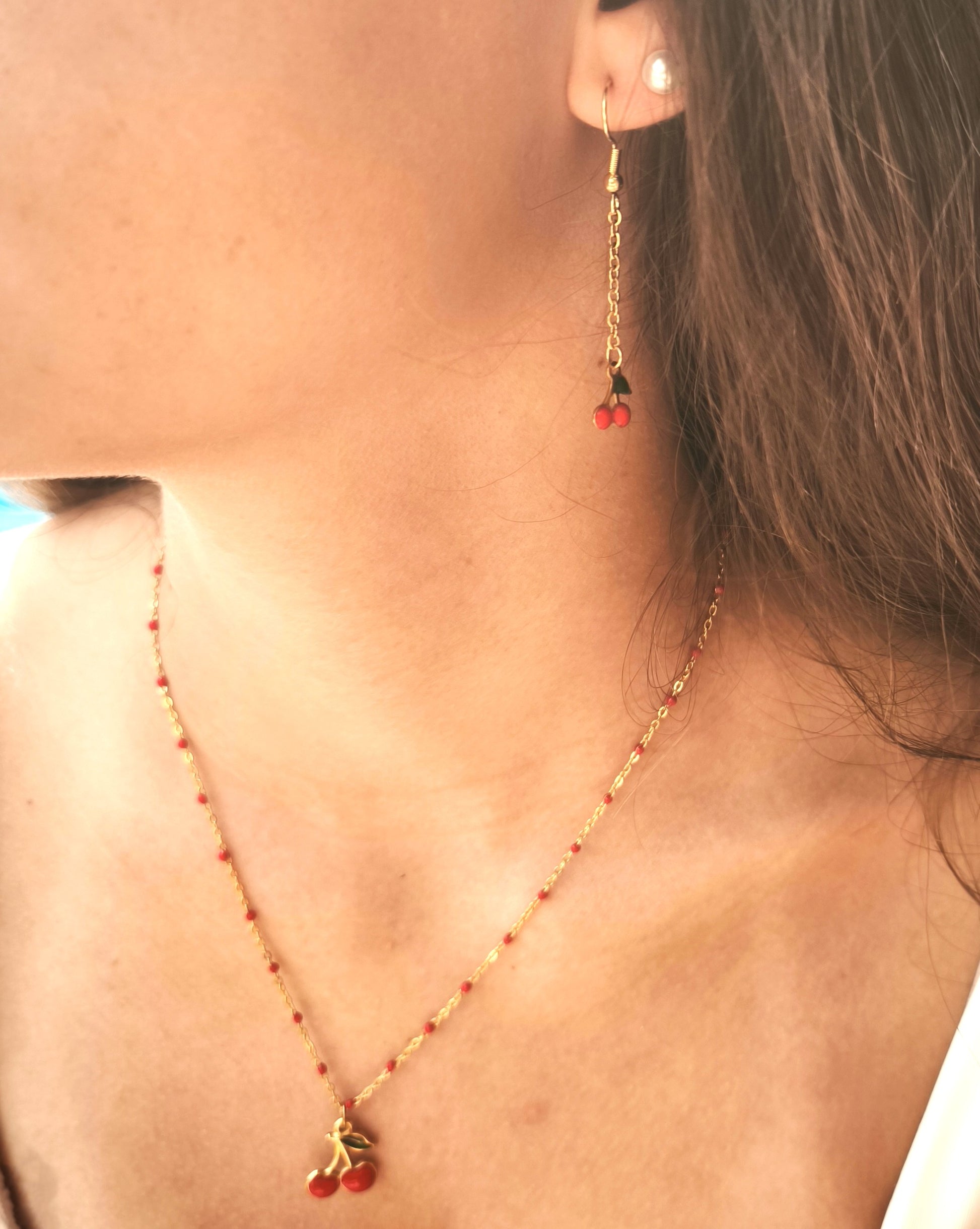 Collier en acier inoxydable et perle rouge. Collier avec un pendentif cerise très moderne pour l'été