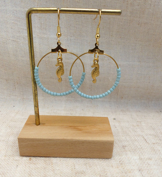 boucles d'oreilles faites à la main en France en acier inoxydable pendentif hippocampe et perles bleues claires