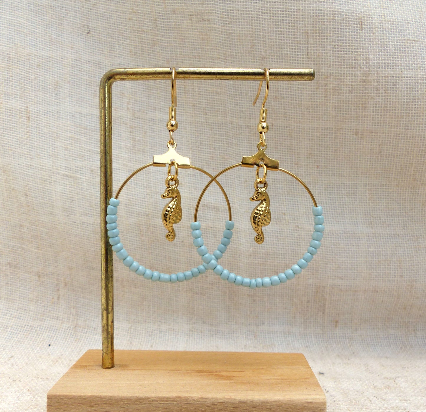 boucles d'oreilles faites à la main en France en acier inoxydable pendentif hippocampe et perles bleues claires