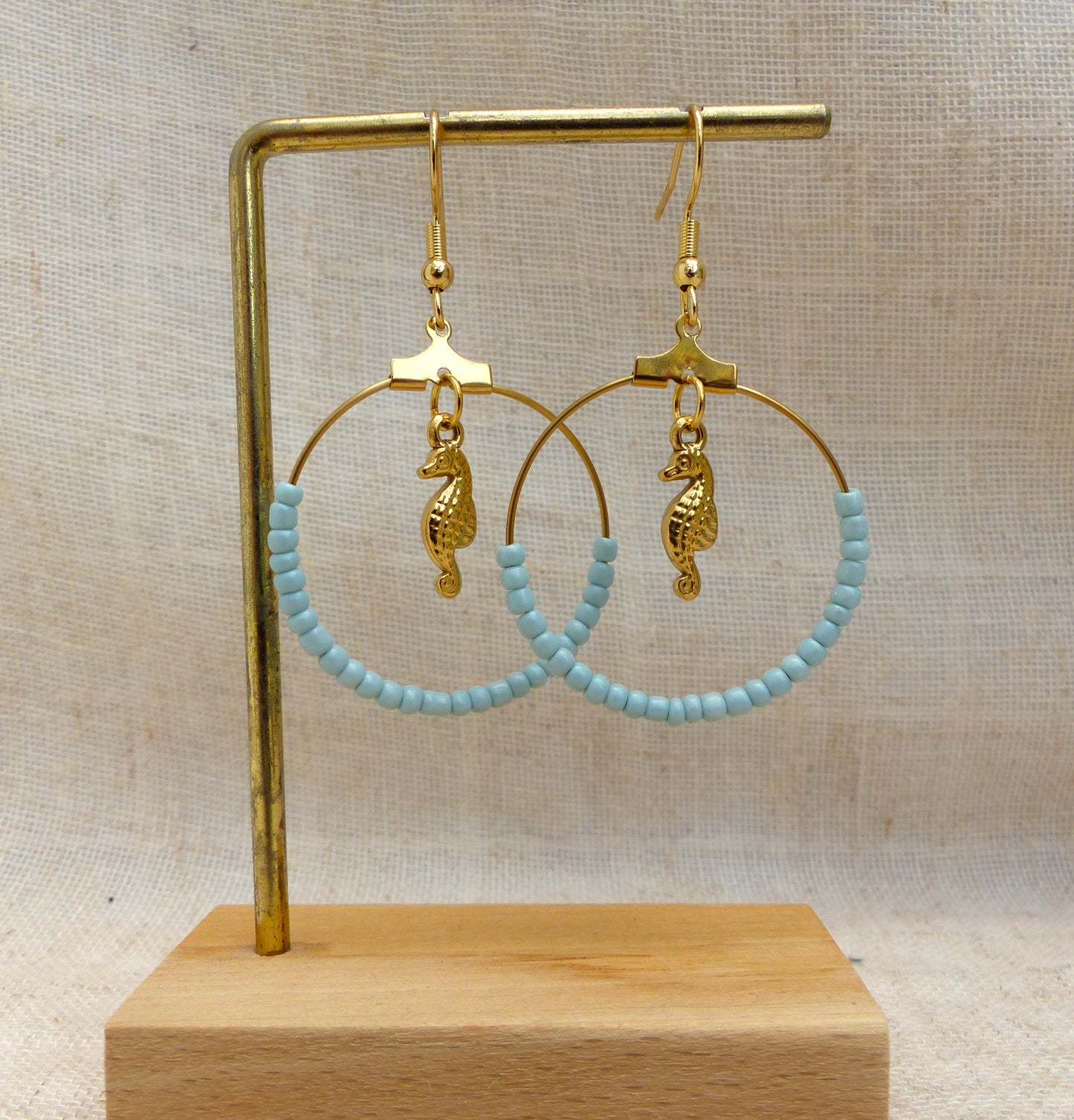boucles d'oreilles faites à la main en France en acier inoxydable pendentif hippocampe et perles bleues claires