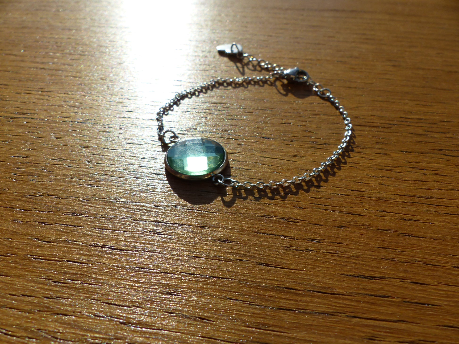 Bracelet en acier inoxydable argenté avec un cabochon de 14mm vert