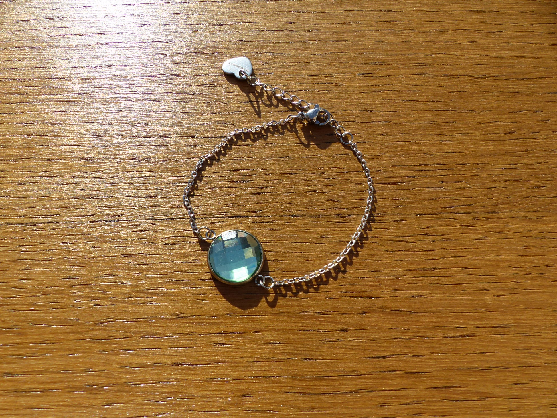 Bracelet en acier inoxydable argenté avec un cabochon de 14mm vert