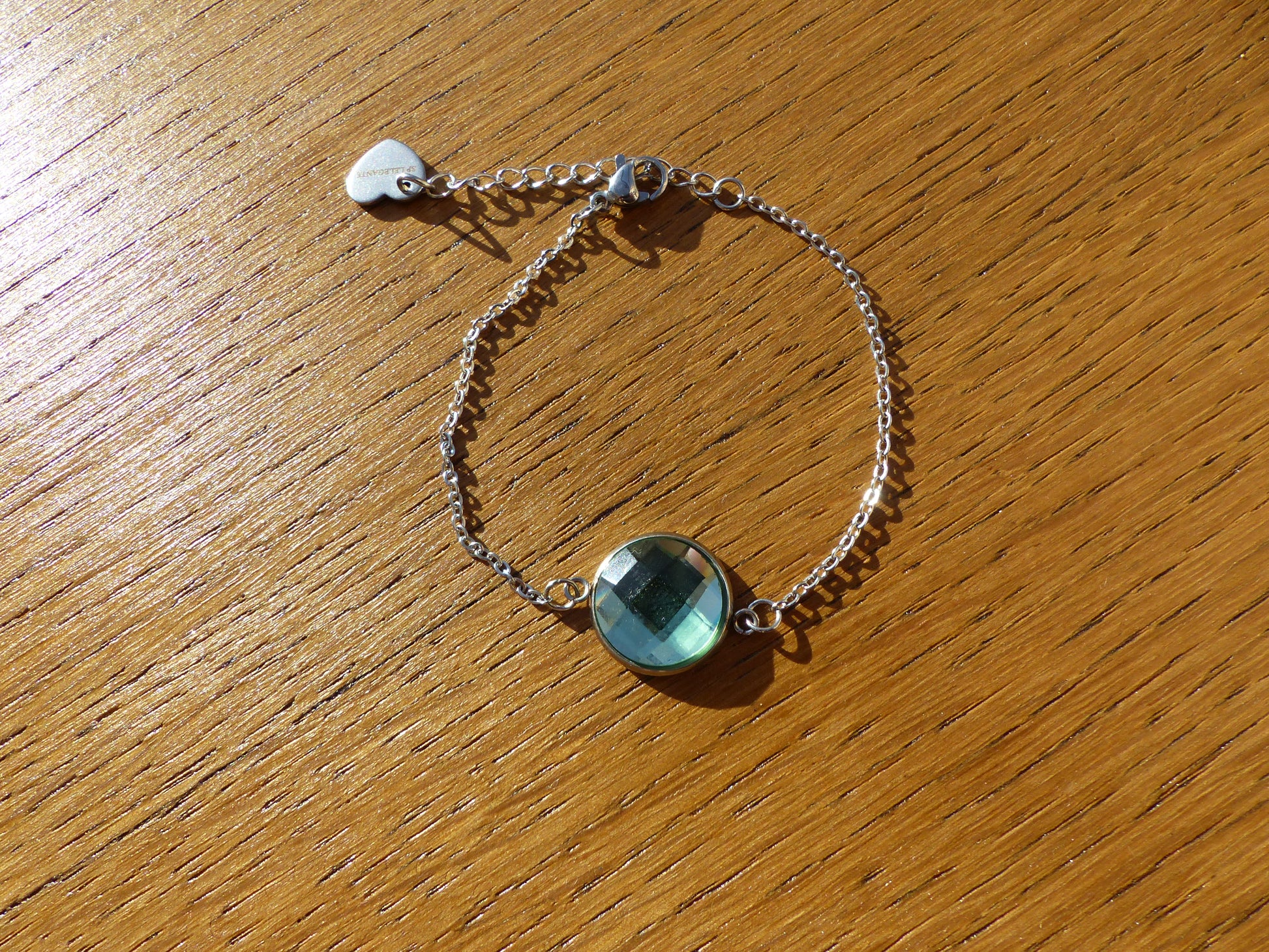 Bracelet en acier inoxydable argenté avec un cabochon de 14mm vert