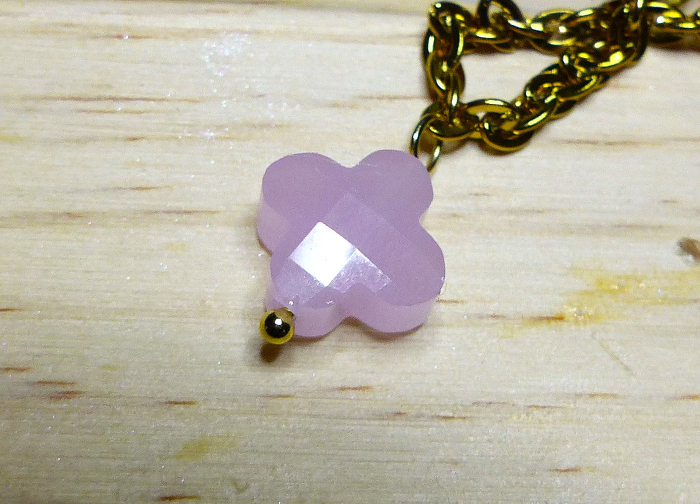 boucles d'oreille en acier inoxydable de sp lelegante faite à la main en france avec un trefle rose claire