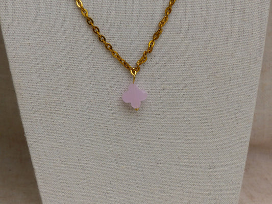 collier lucie en acier inoxydable fait à la main en france par sp lelegante avec un trefle rose