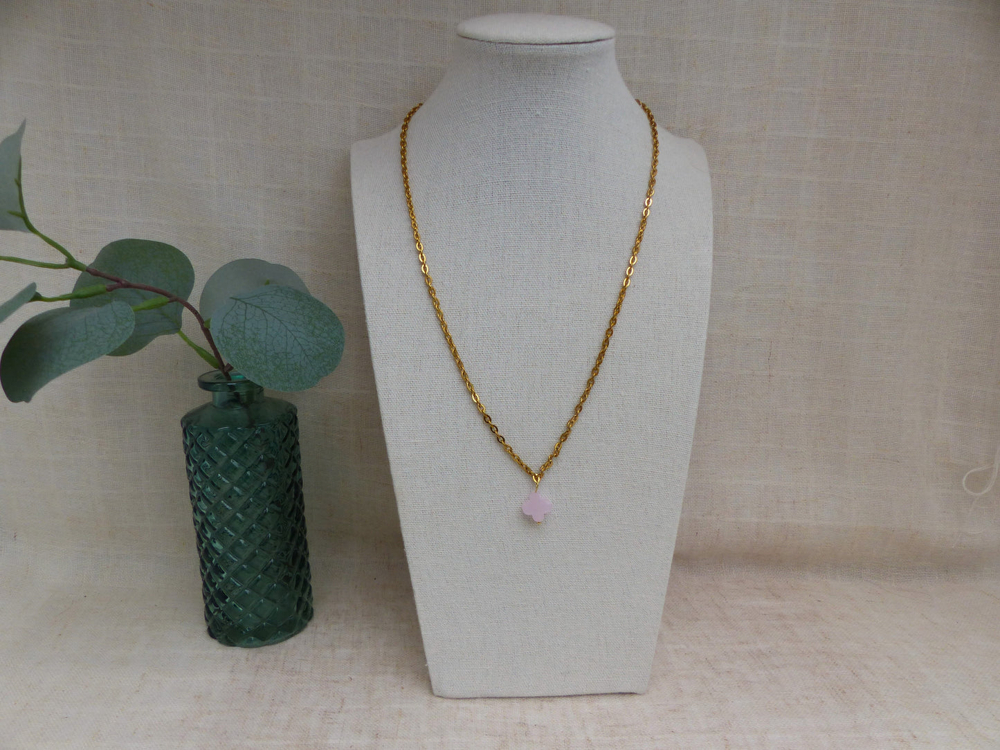 collier lucie en acier inoxydable fait à la main en france par sp lelegante avec un trefle rose
