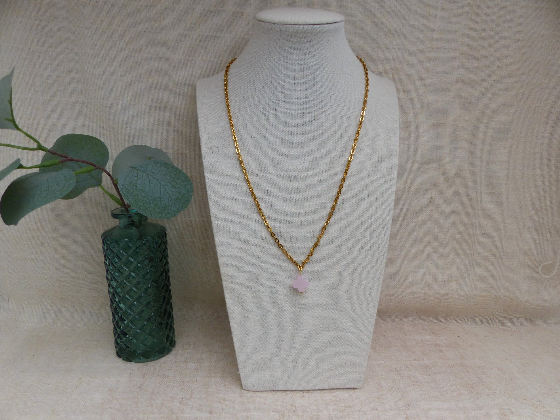 collier lucie en acier inoxydable fait à la main en france par sp lelegante avec un trefle rose