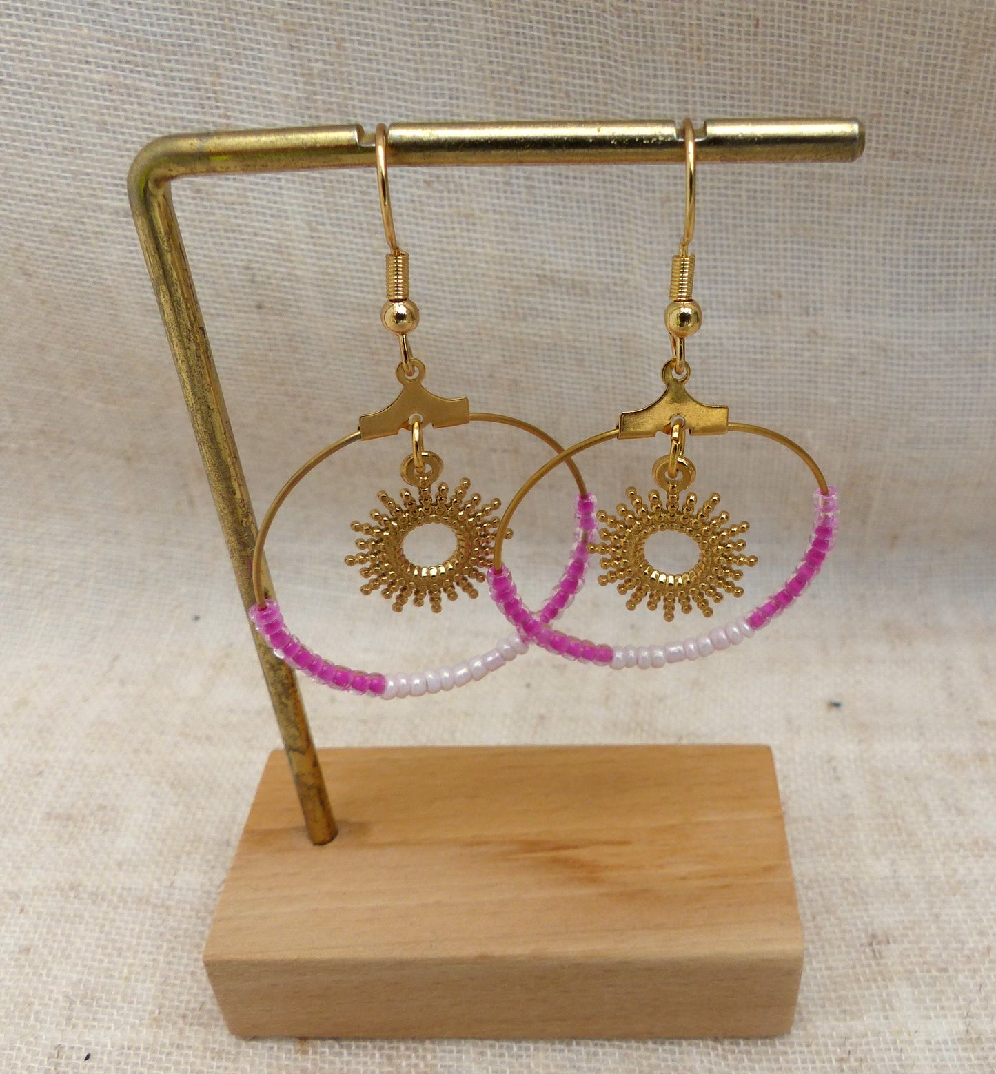 boucles d'oreilles faites à la main en acier inoxydable, pendentif soleil et ornées de perles fuchsia et rose claire
