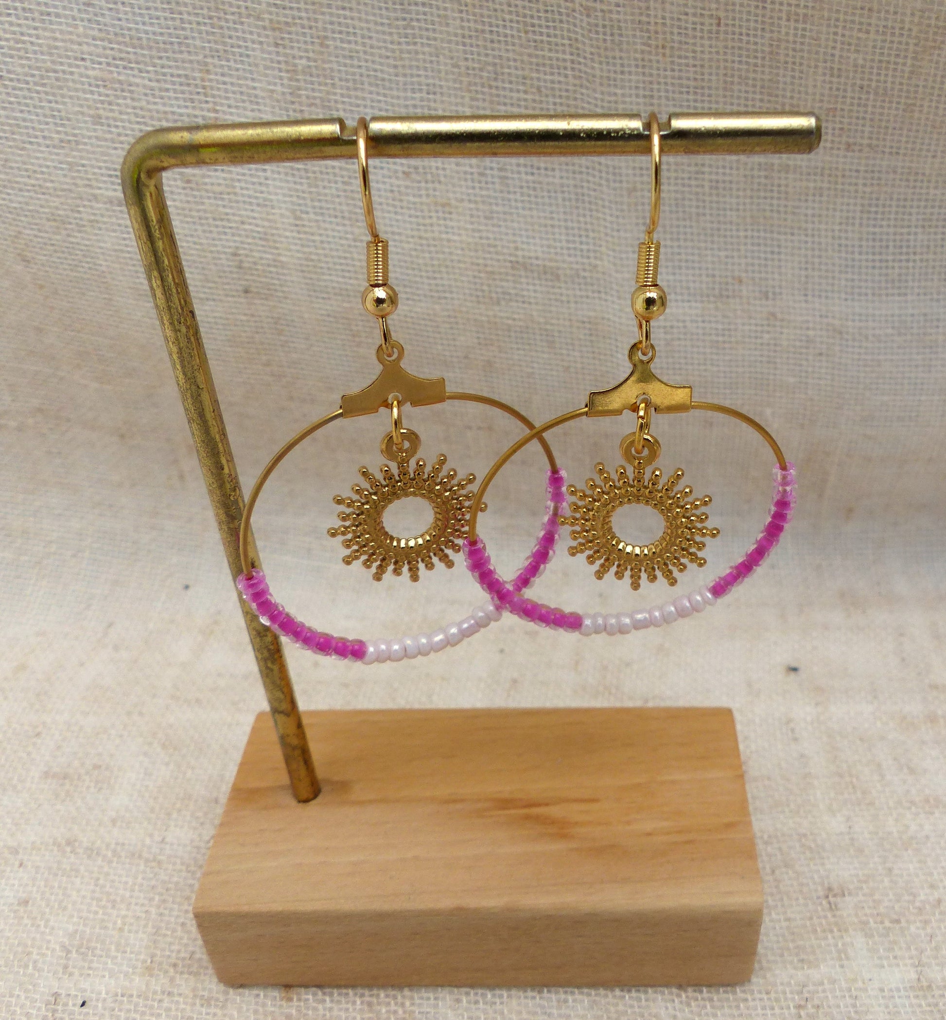 boucles d'oreilles faites à la main en acier inoxydable, pendentif soleil et ornées de perles fuchsia et rose claire
