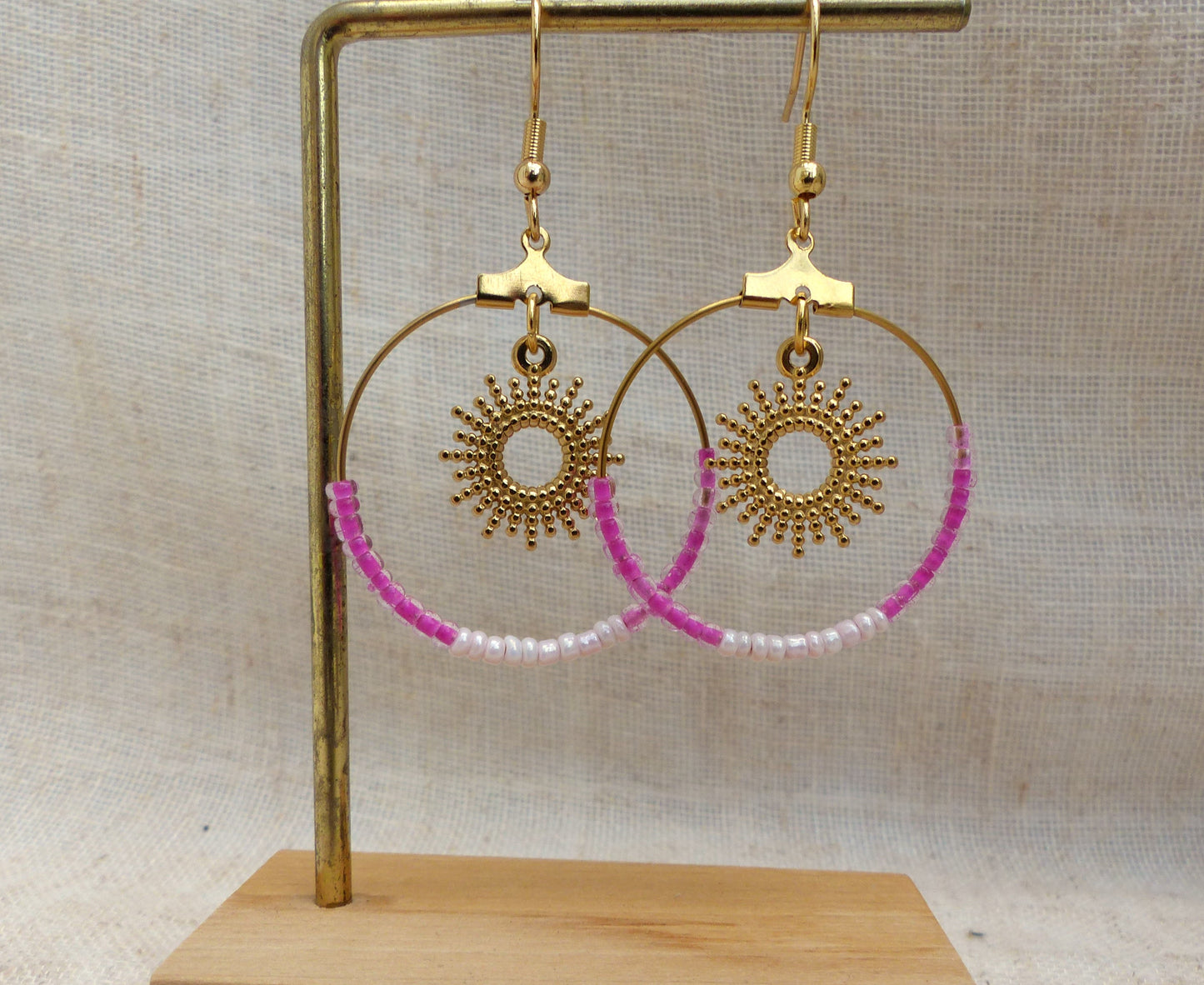 boucles d'oreilles faites à la main en acier inoxydable, pendentif soleil et ornées de perles fuchsia et rose claire