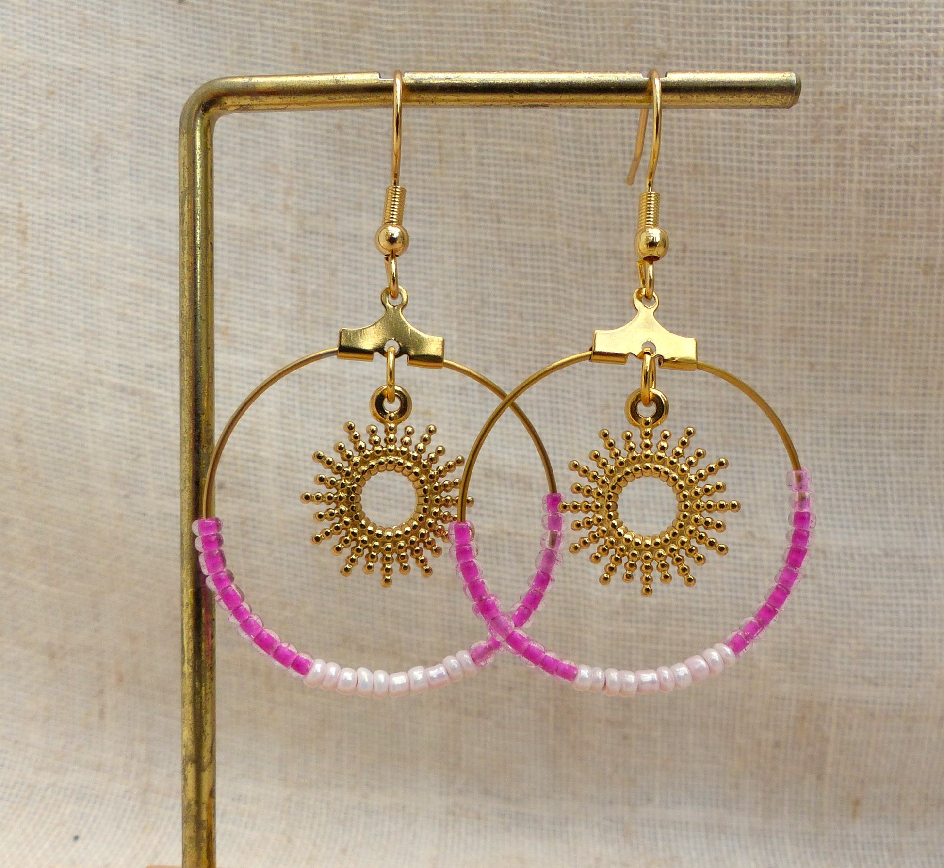 boucles d'oreilles faites à la main en acier inoxydable, pendentif soleil et ornées de perles fuchsia et rose claire
