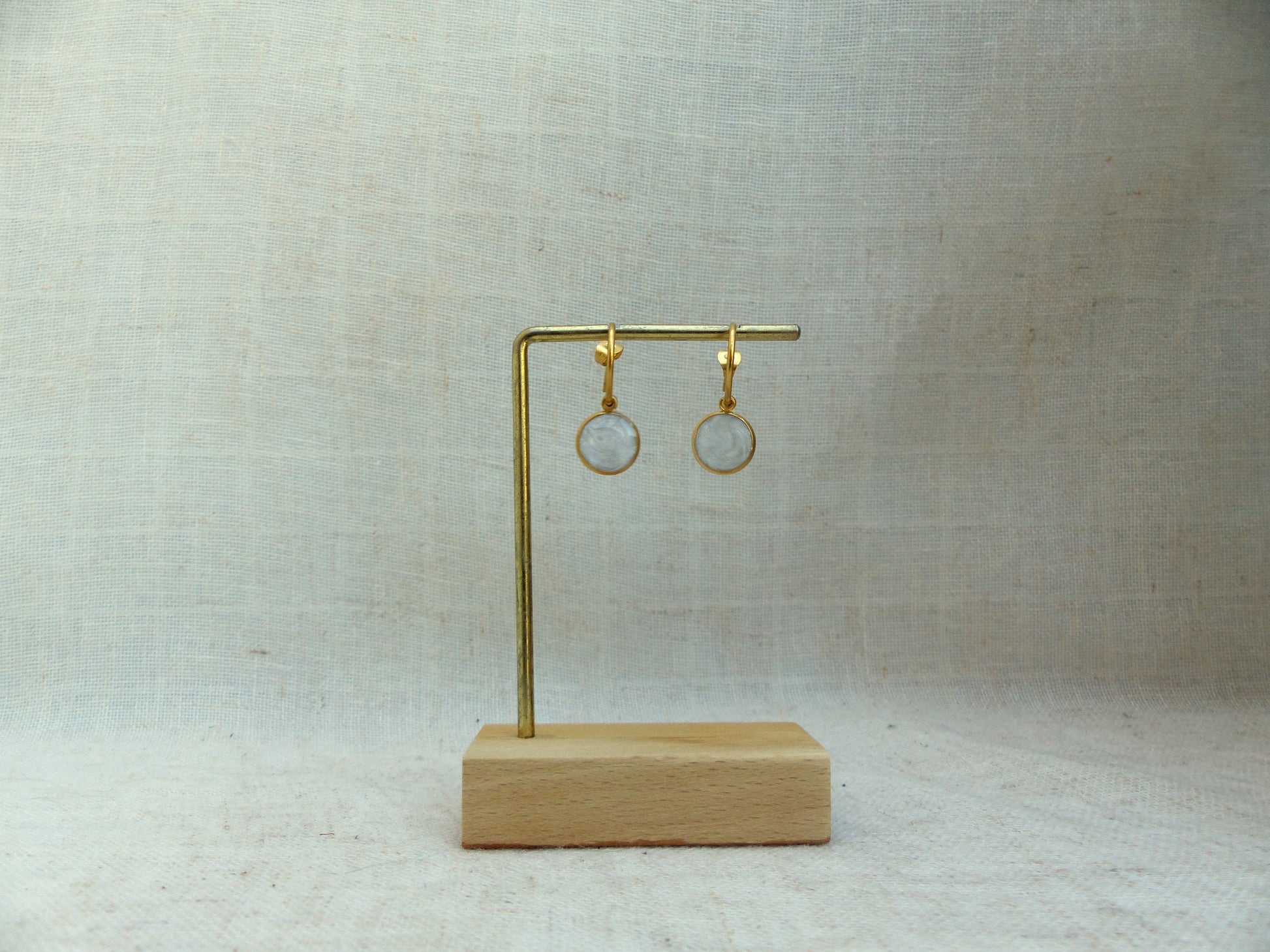 boucles d'oreilles faites à la main en résine blanche nacrée fabriquées à la main par SP LELEGANTE bijoux mariage