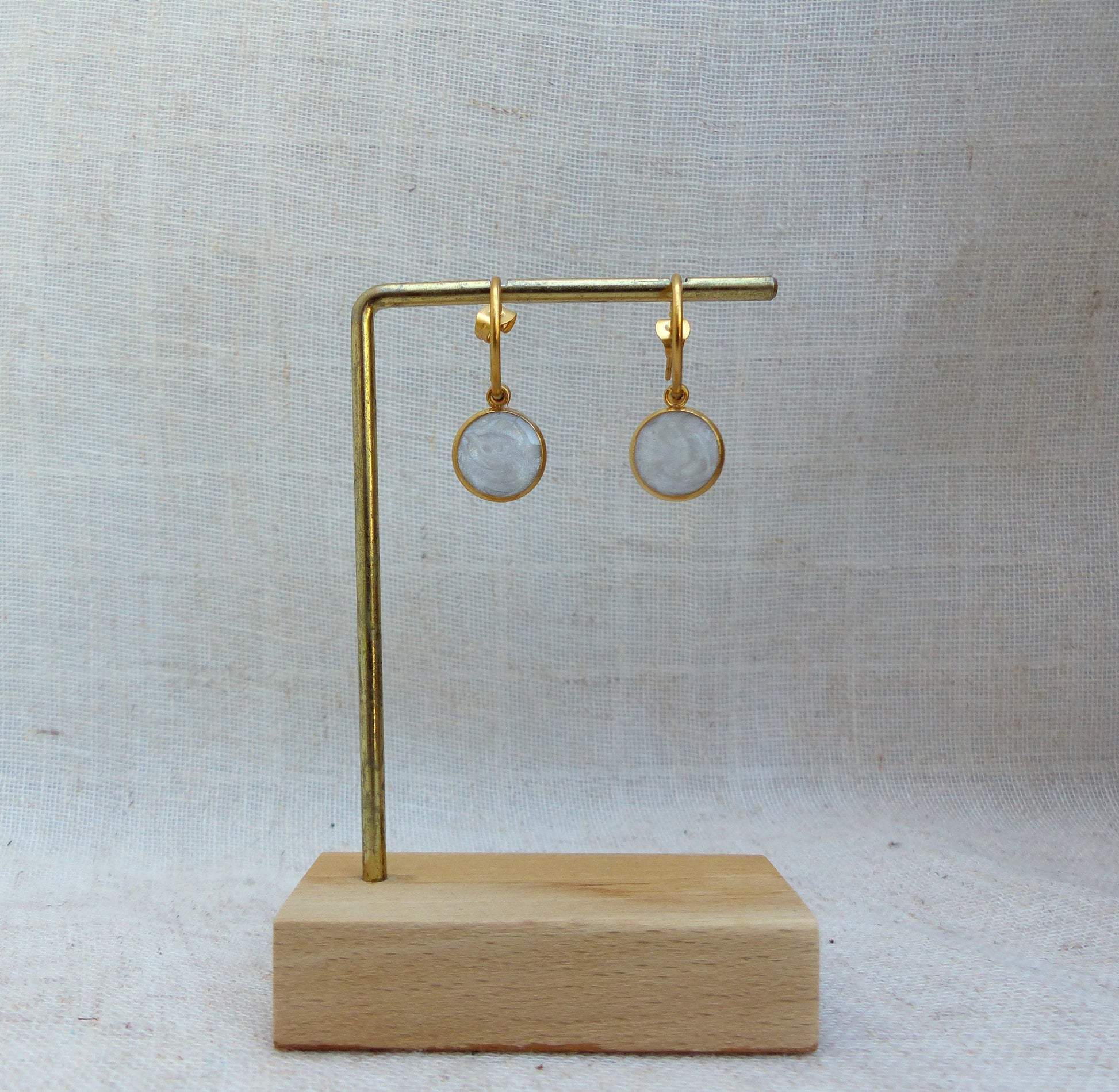 boucles d'oreilles faites à la main en résine blanche nacrée fabriquées à la main par SP LELEGANTE bijoux mariage