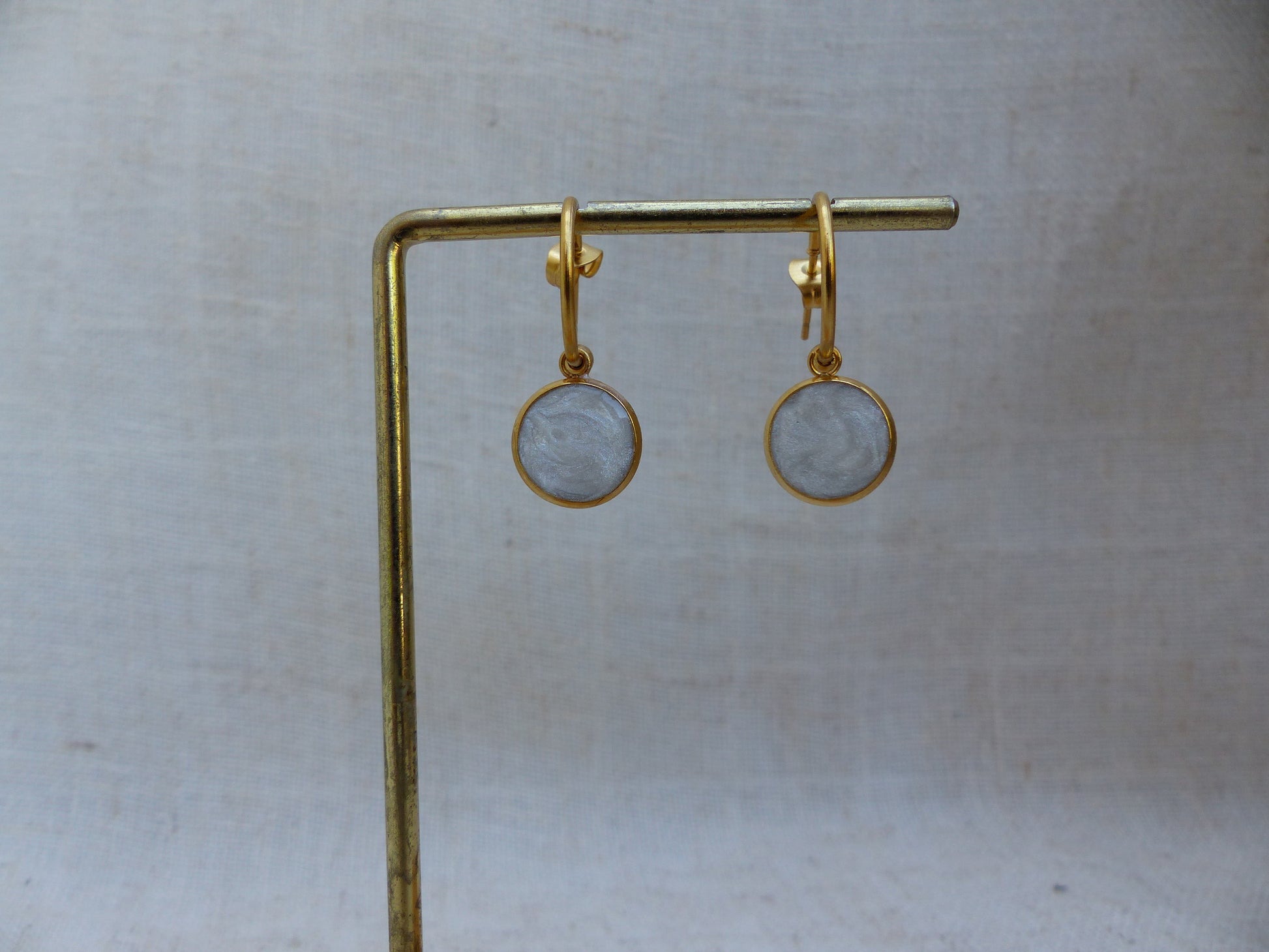 boucles d'oreilles faites à la main en résine blanche nacrée fabriquées à la main par SP LELEGANTE bijoux mariage