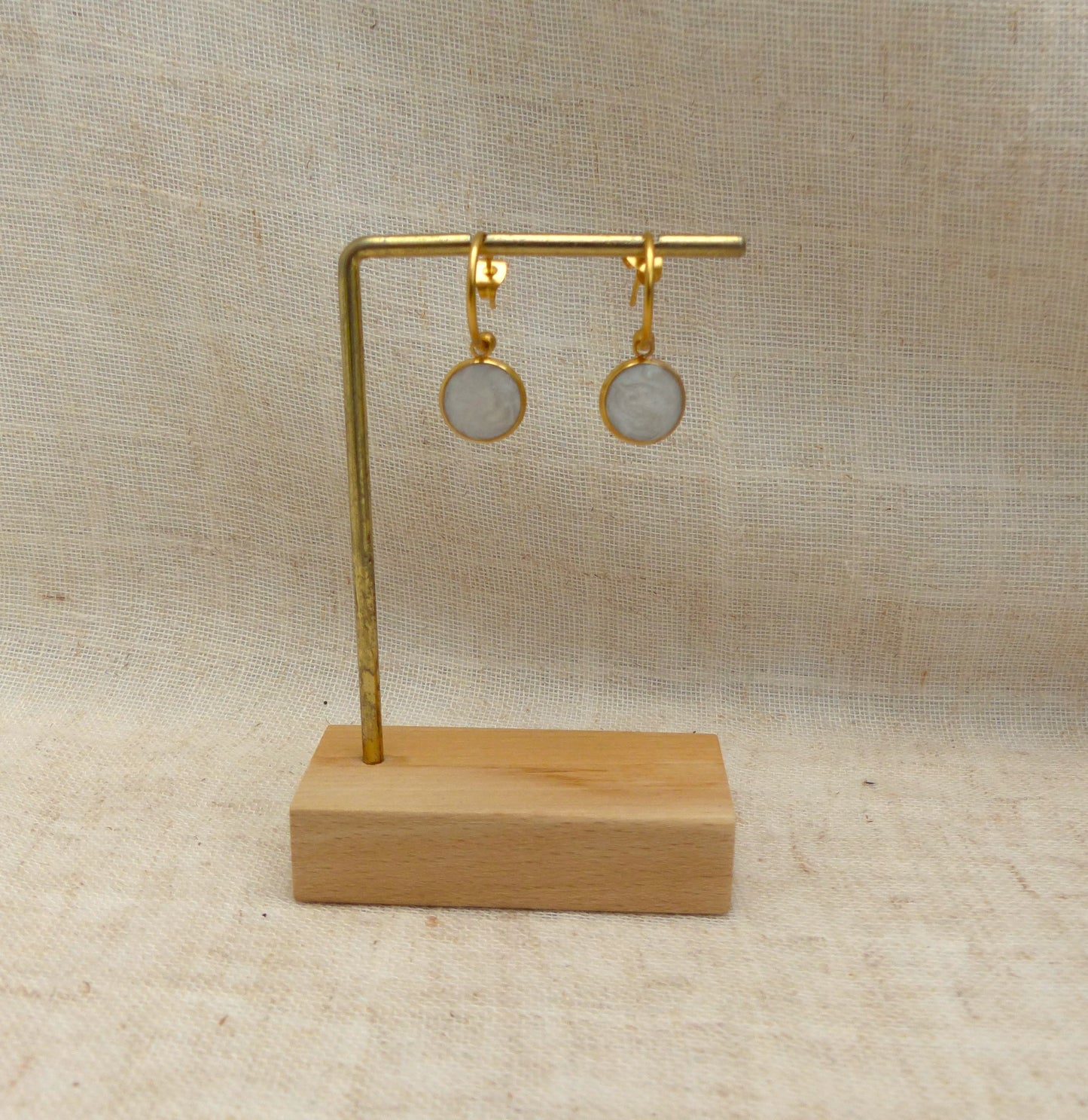 boucles d'oreilles faites à la main en résine blanche nacrée fabriquées à la main par SP LELEGANTE bijoux mariage