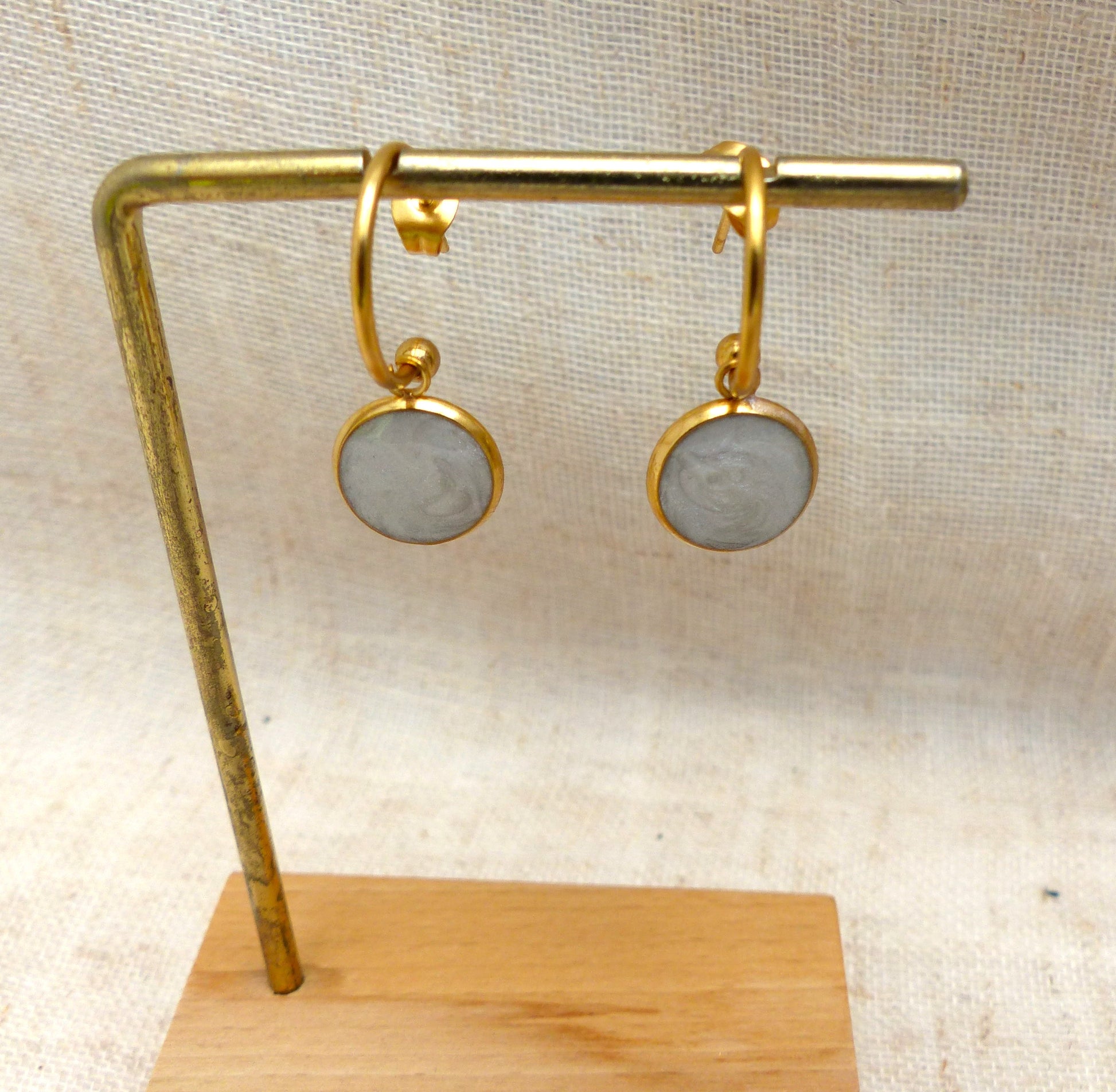 boucles d'oreilles faites à la main en résine blanche nacrée fabriquées à la main par SP LELEGANTE bijoux mariage